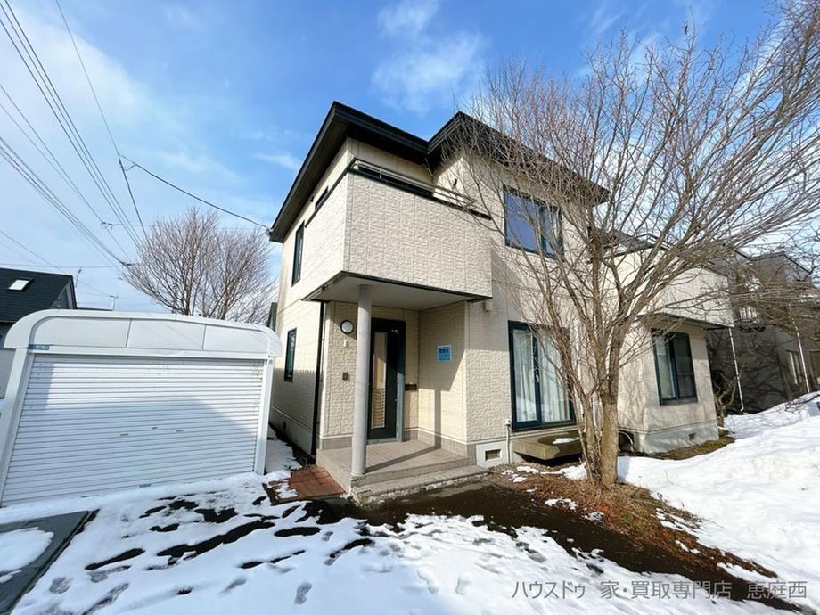 Spacious 4LDK Home with Garage in Eniwa - Photo 1