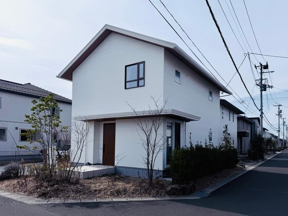 Eco-Friendly House with Solar Panels in Tomiya - Photo 1