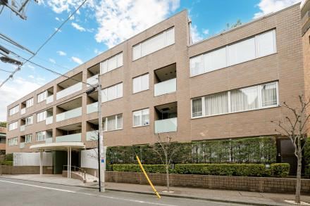 2LDK apartment in Minato Ward, Tokyo - Photo 1