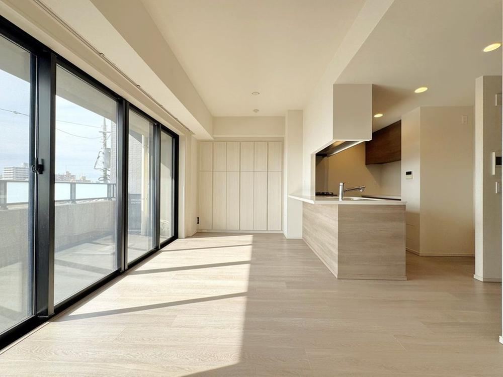3-Sided Corner 3LDK Apartment in Hiracho - Photo 1