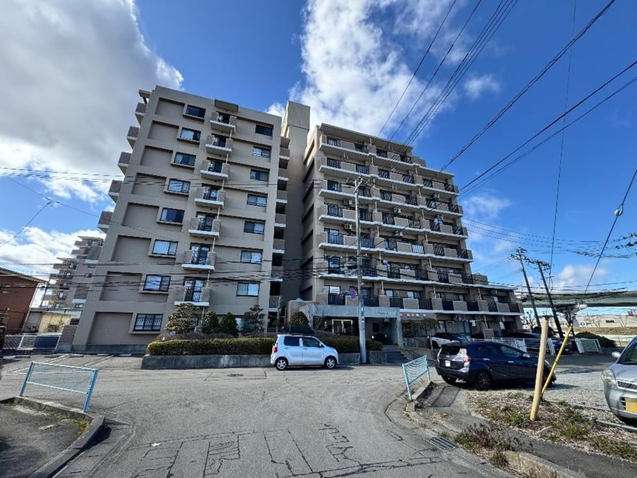 Spacious 3LDK Apartment with South-Facing Balcony in Miyagino - Photo 1
