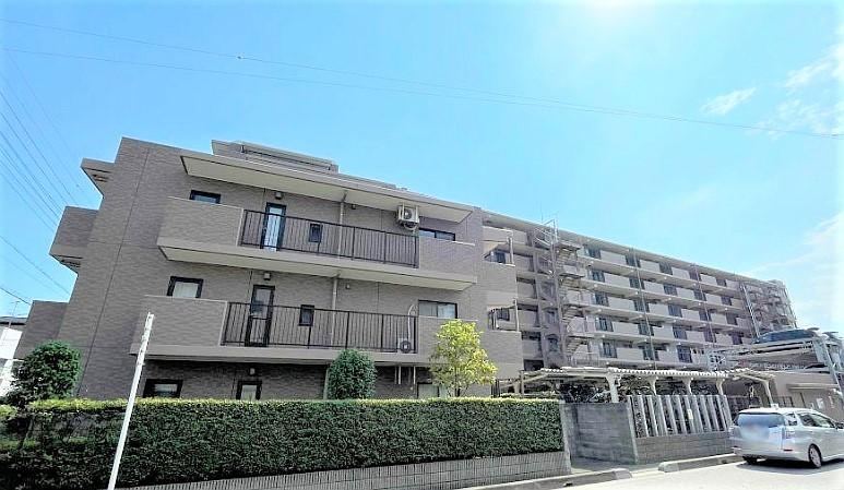Spacious 3LDK Apartment in Maekami - Photo 1