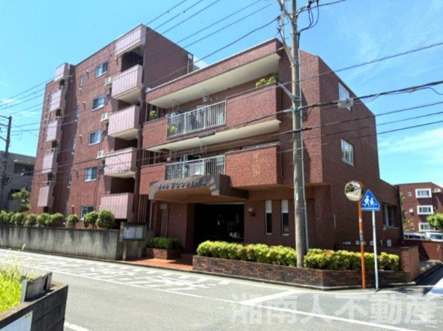 Spacious 2LDK Apartment in Shonandai with Full Renovation - Photo 1