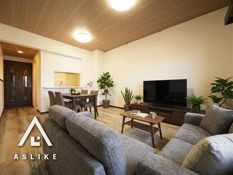 Renovated 3LDK Apartment with Dual Balconies - Photo 1