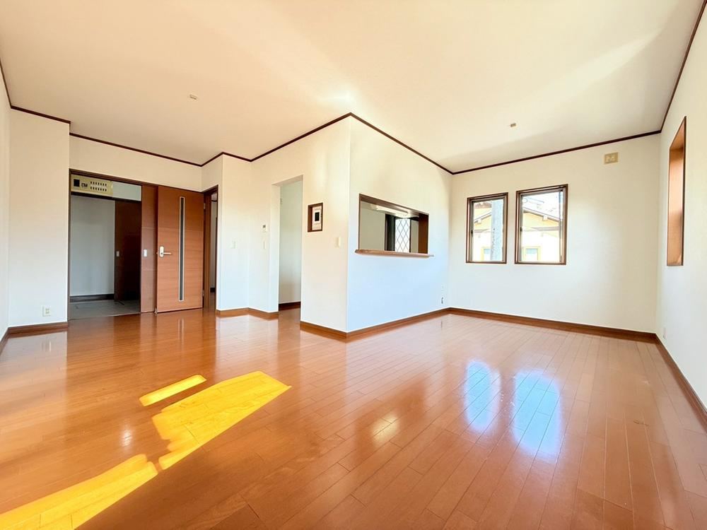 Recently Renovated 4LDK Home with Parking for 2 Cars - Photo 1