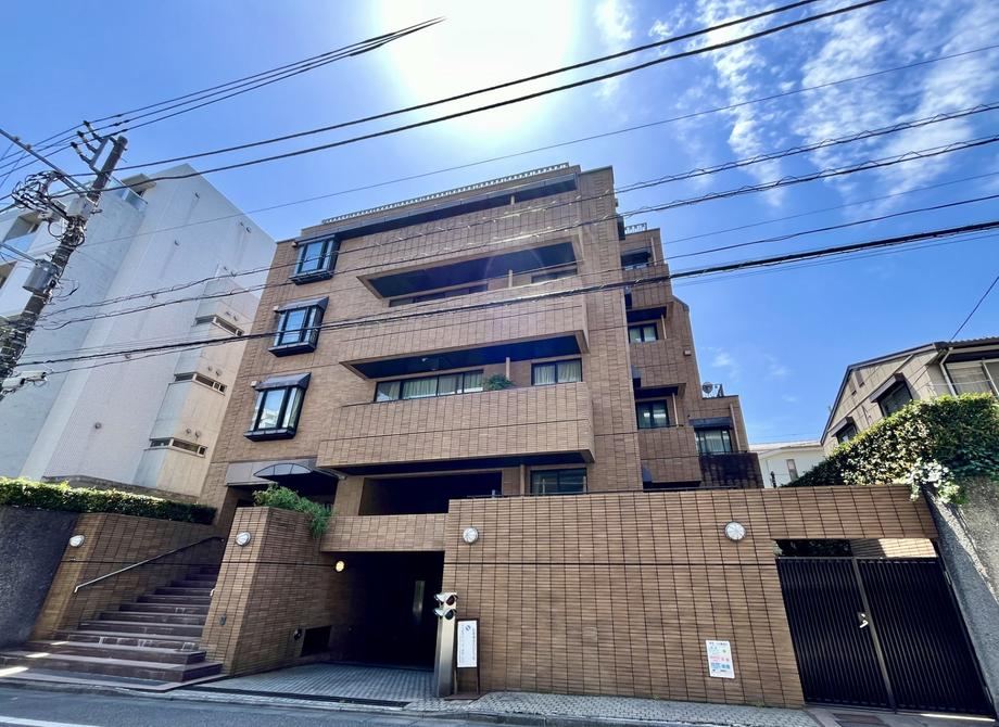 3LDK apartment in Shinjuku Ward, Tokyo - Photo 1