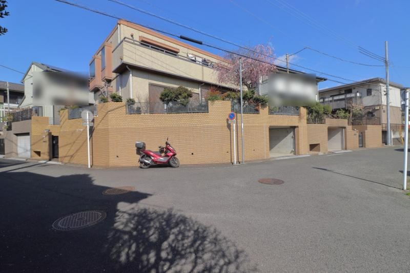Bright 4LDK Corner Lot House Near Seya Station - Photo 1