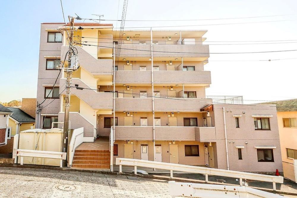 Bright 2LDK Apartment Near Kozukue Station - Photo 1