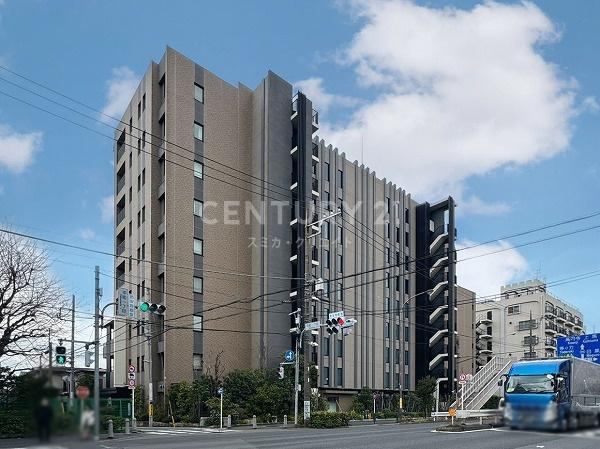 Spacious 3LDK Corner Apartment with Great Light - Photo 1