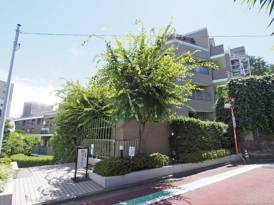 2LDK+S apartment in Shinjuku Ward, Tokyo - Photo 1