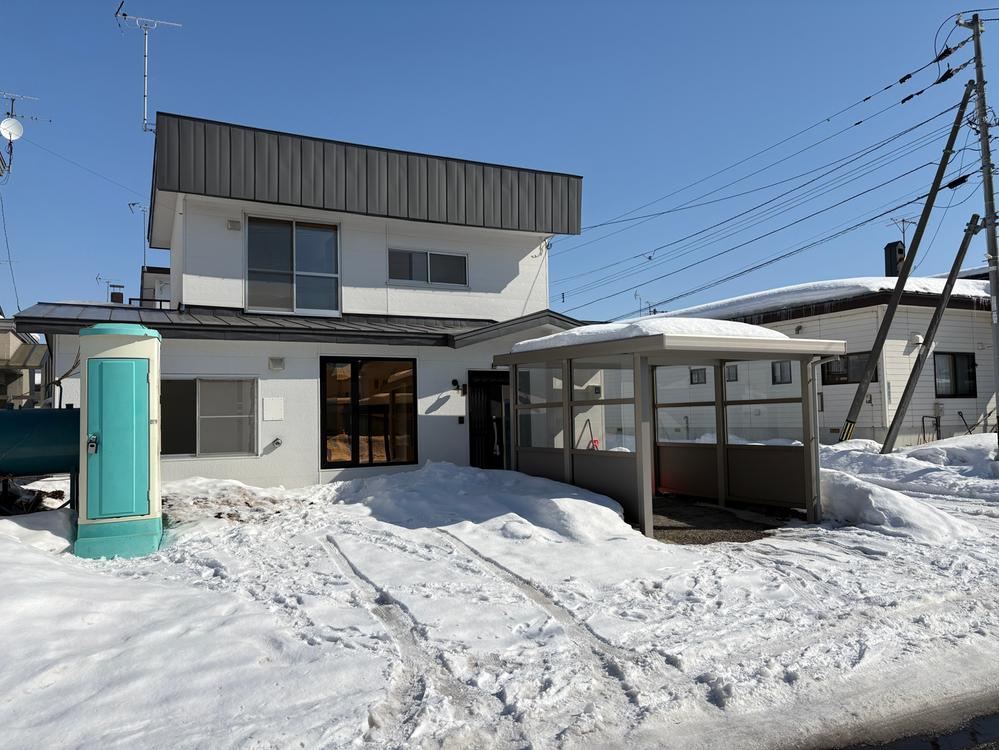 Renovated 4LDK Home with Carport Near Supermarket - Photo 1