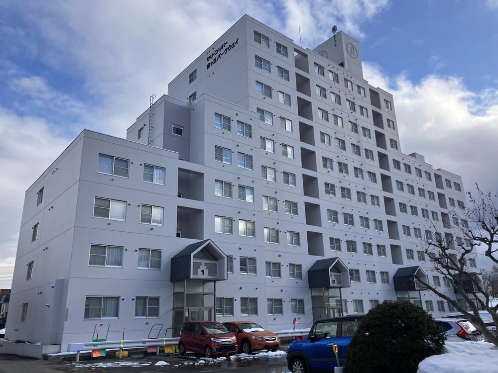 Spacious 3LDK Apartment with Parks Nearby in Nishi, Sapporo - Photo 1