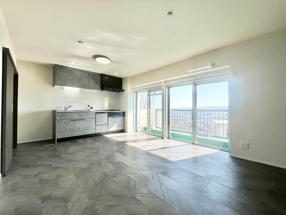 Renovated 2LDK Apartment on Top Floor - Photo 1