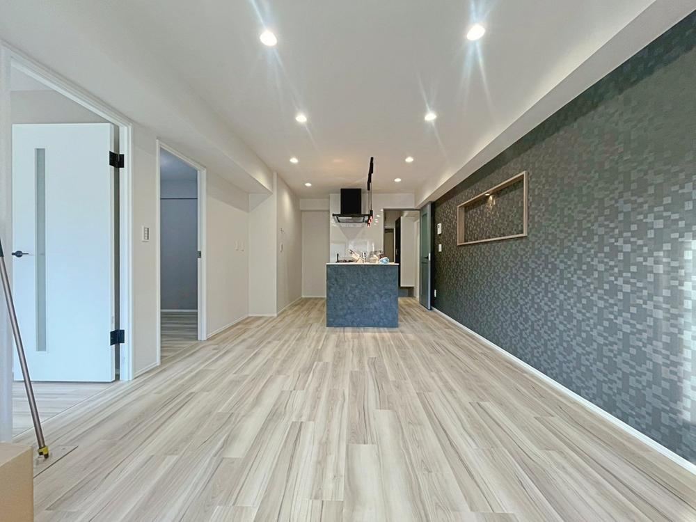 Pet-Friendly 2LDK Apartment with Peninsula Kitchen - Photo 1