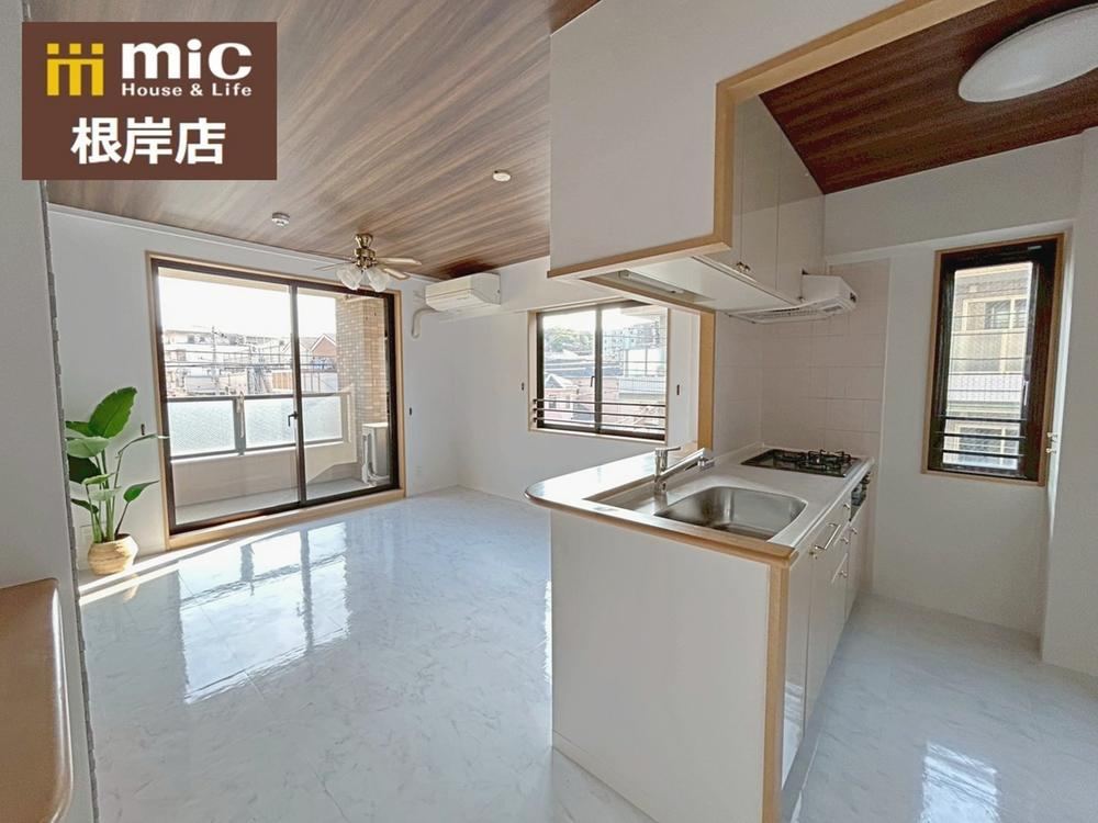 Pet-Friendly 3LDK Apartment with Modern Renovations - Photo 1