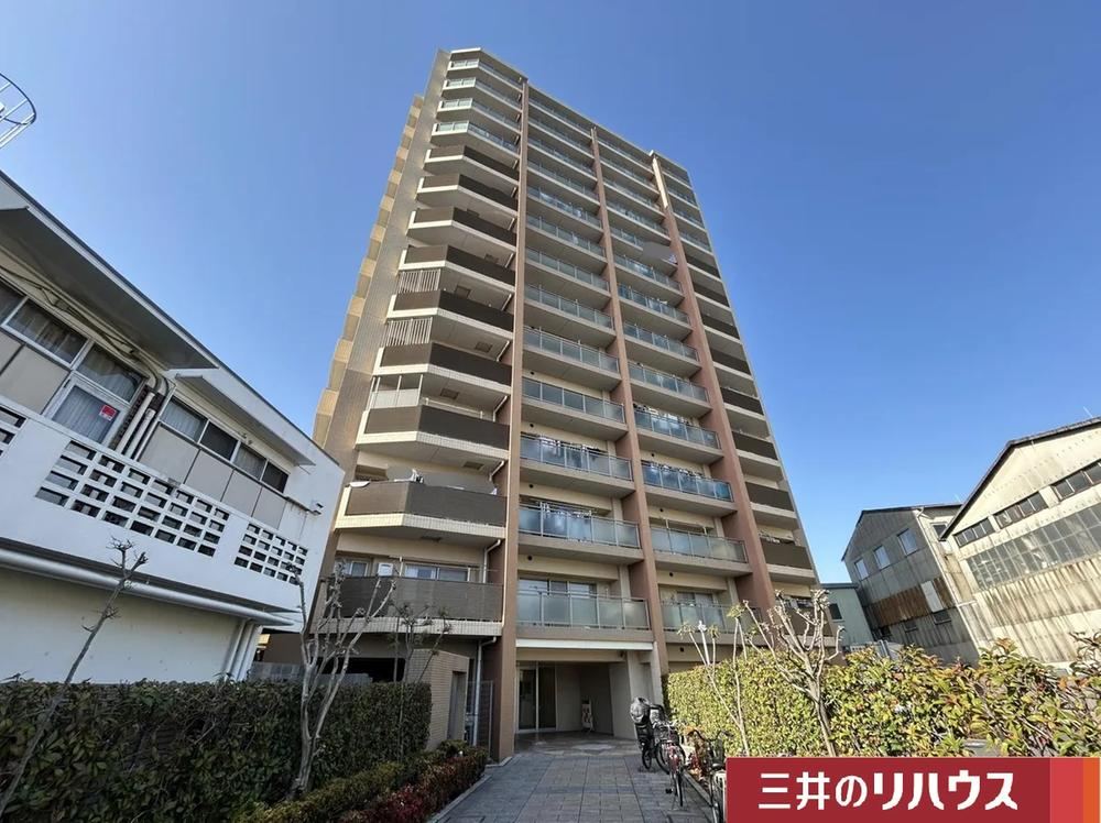 Sky-High 3LDK Apartment in Kamiaoki - Photo 1