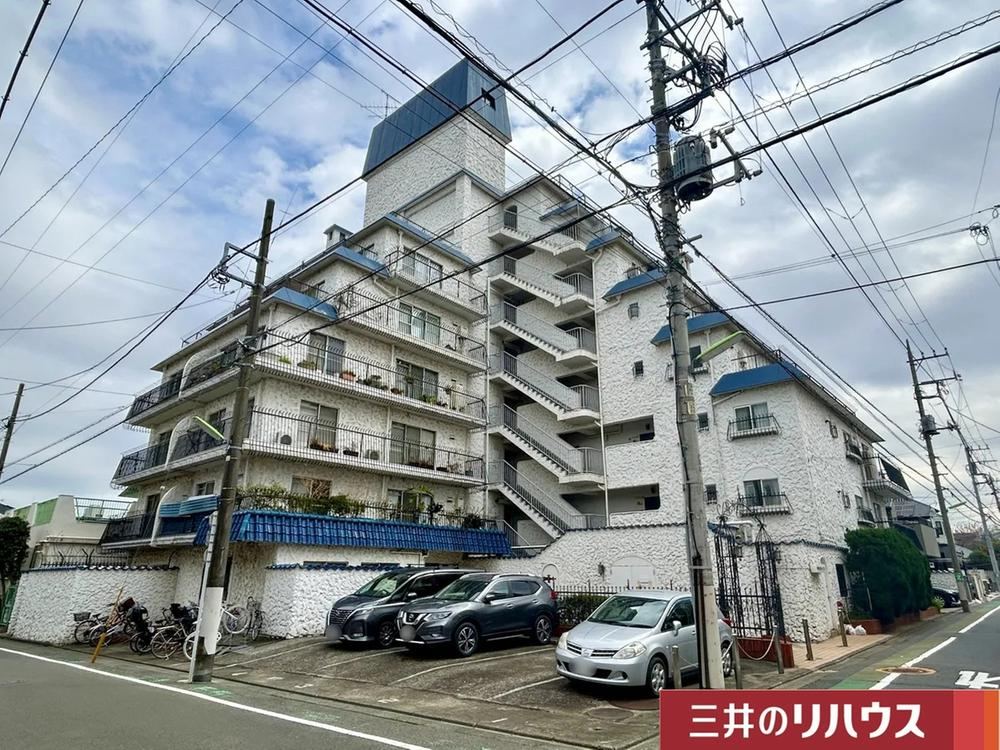 Bright 2LDK Apartment with Wood Deck - Photo 1
