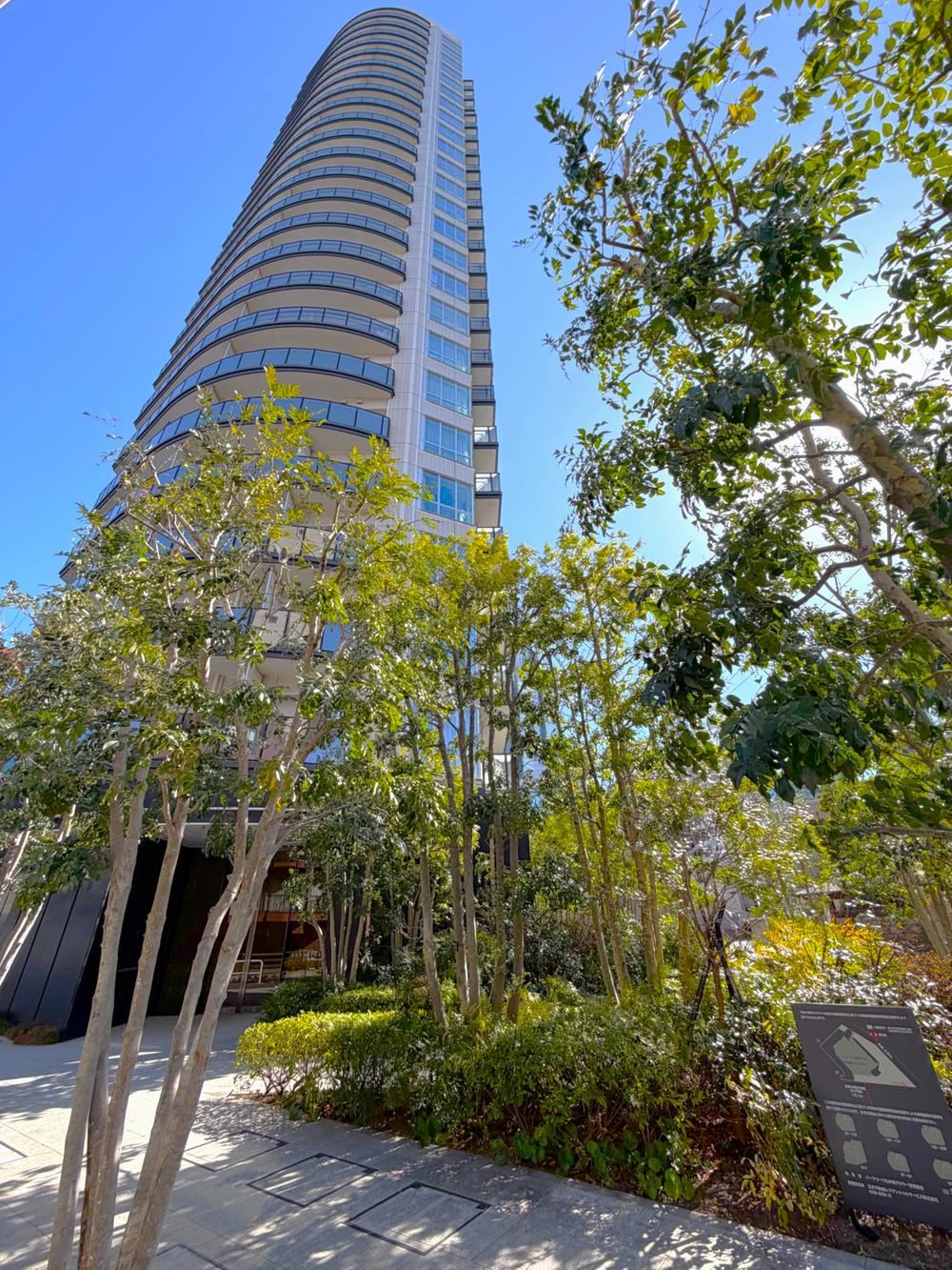 3LDK+3S apartment in Minato Ward, Tokyo - Photo 1