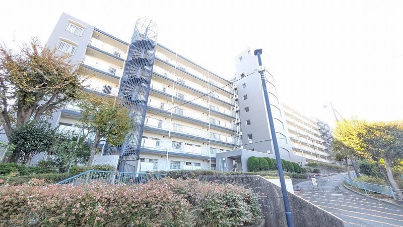 Renovated 3LDK Apartment with Private Garden - Photo 1