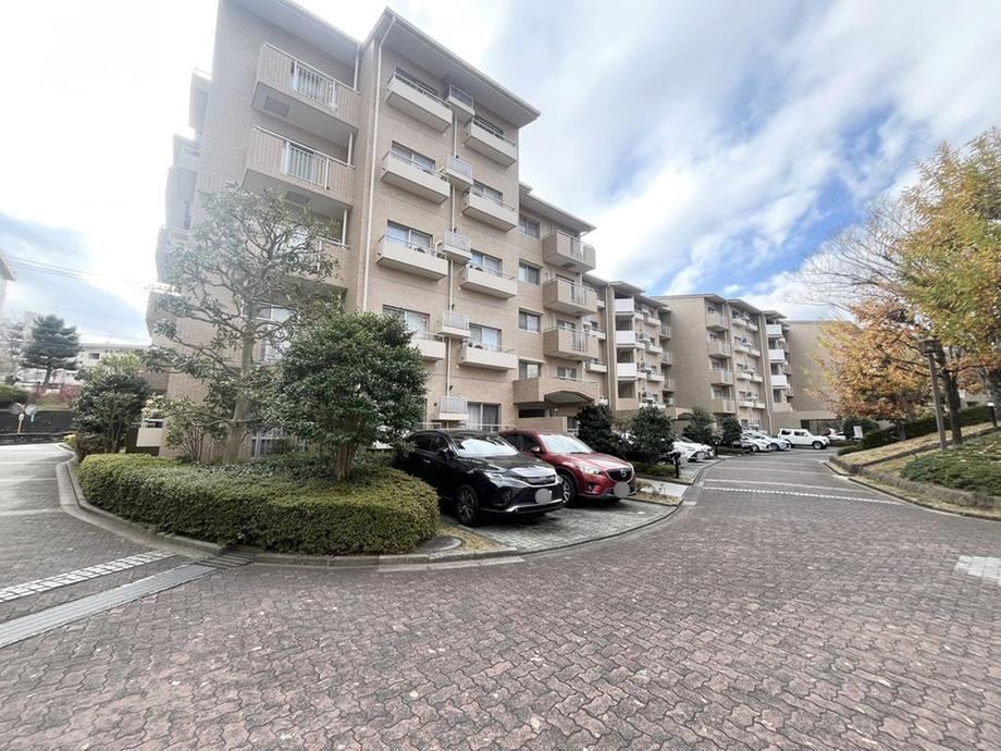 Renovated 4LDK Apartment with Private Garden - Photo 1