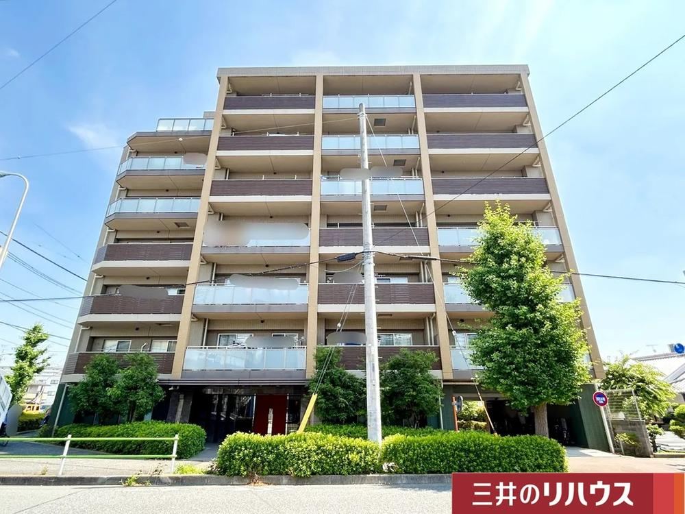 Modern 3LDK Apartment in Asahimachi - Photo 1