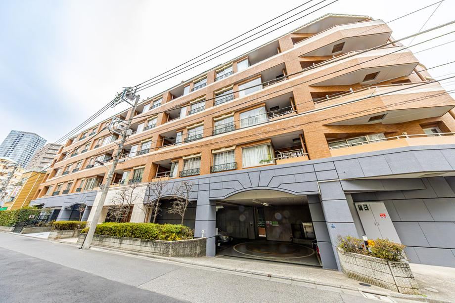2LDK apartment in Minato Ward, Tokyo - Photo 1