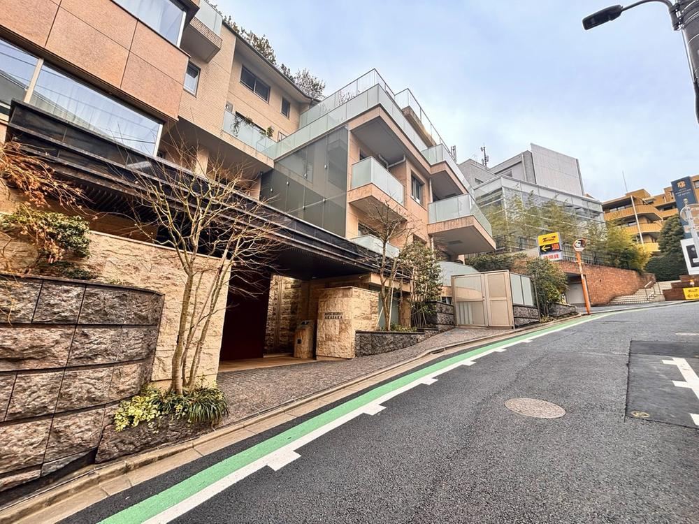 1LDK apartment in Minato Ward, Tokyo - Photo 1