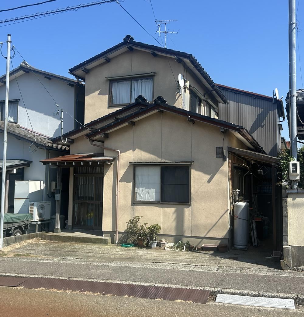 4K House with Sidewalk Access in Nakaniida - Photo 1