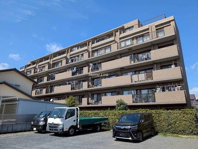 Bright 3LDK Apartment with Sunny Living Room in Toda - Photo 1