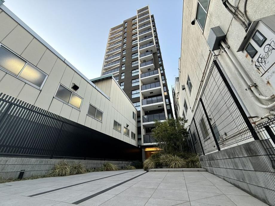 Spacious 1LDK+S Apartment in Yushima - Photo 1