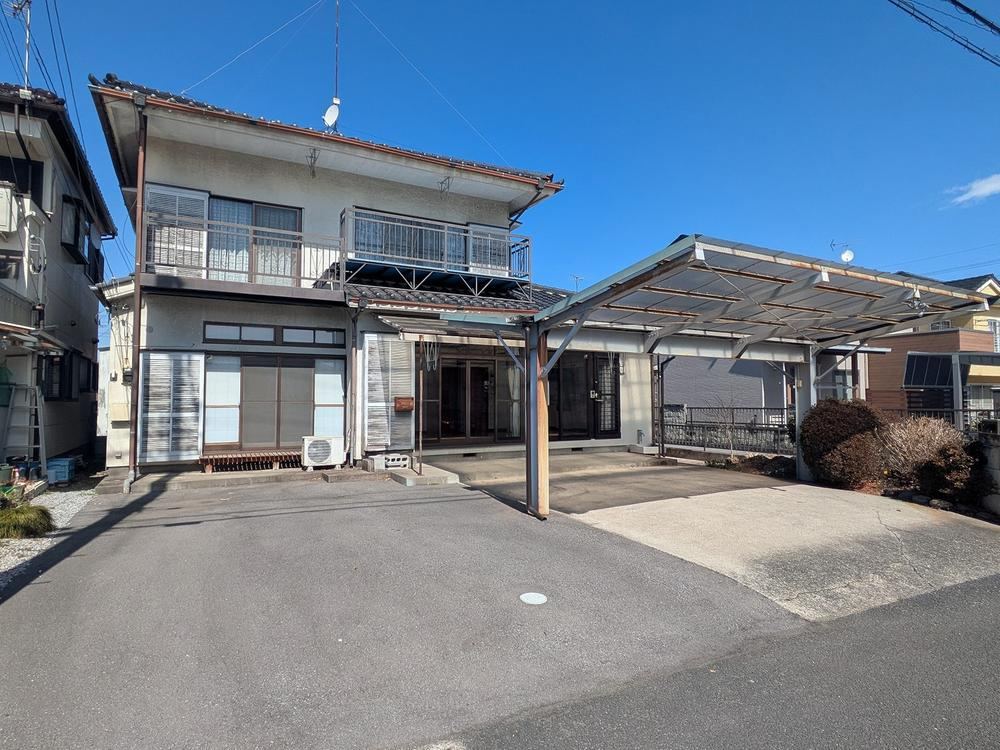 Spacious 5LDK Home with Parking for 4 Cars - Photo 1