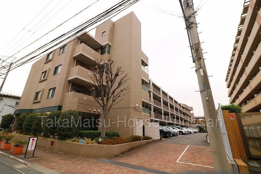 Renovated 3LDK Apartment with Private Garden - Photo 1