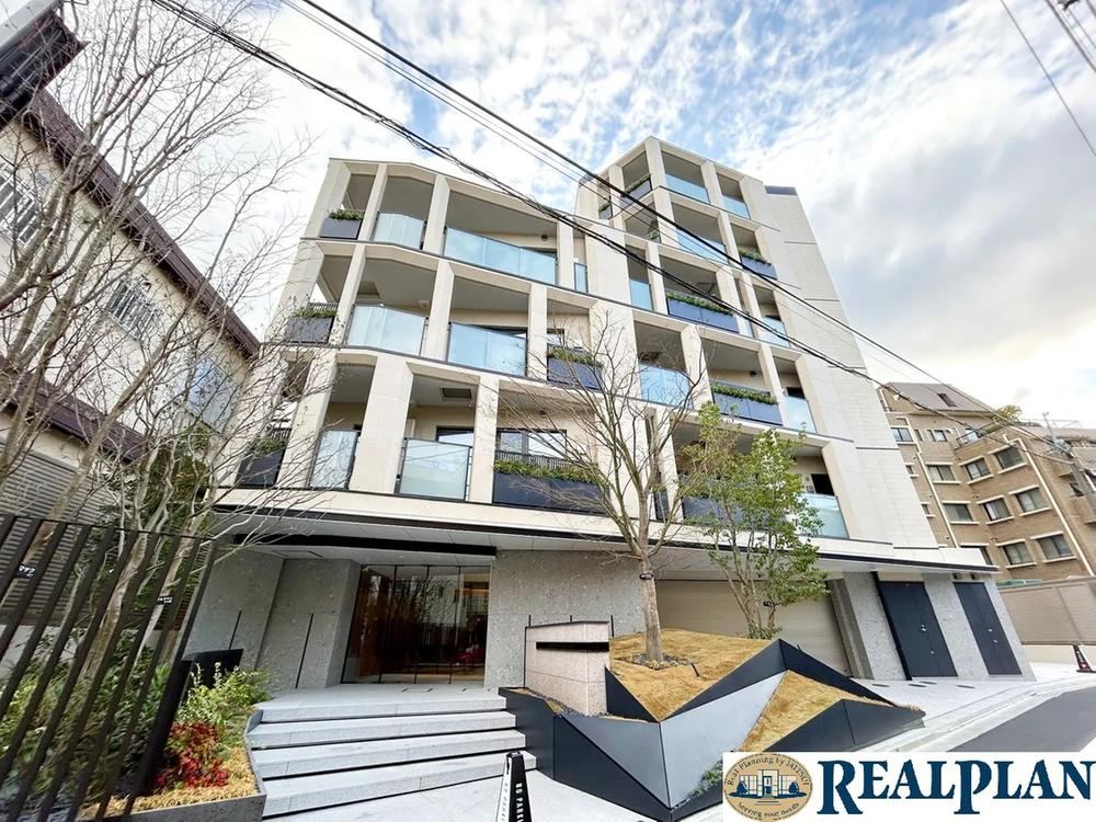 Modern 1LDK Apartment in Koishikawa, Bunkyo - Photo 1