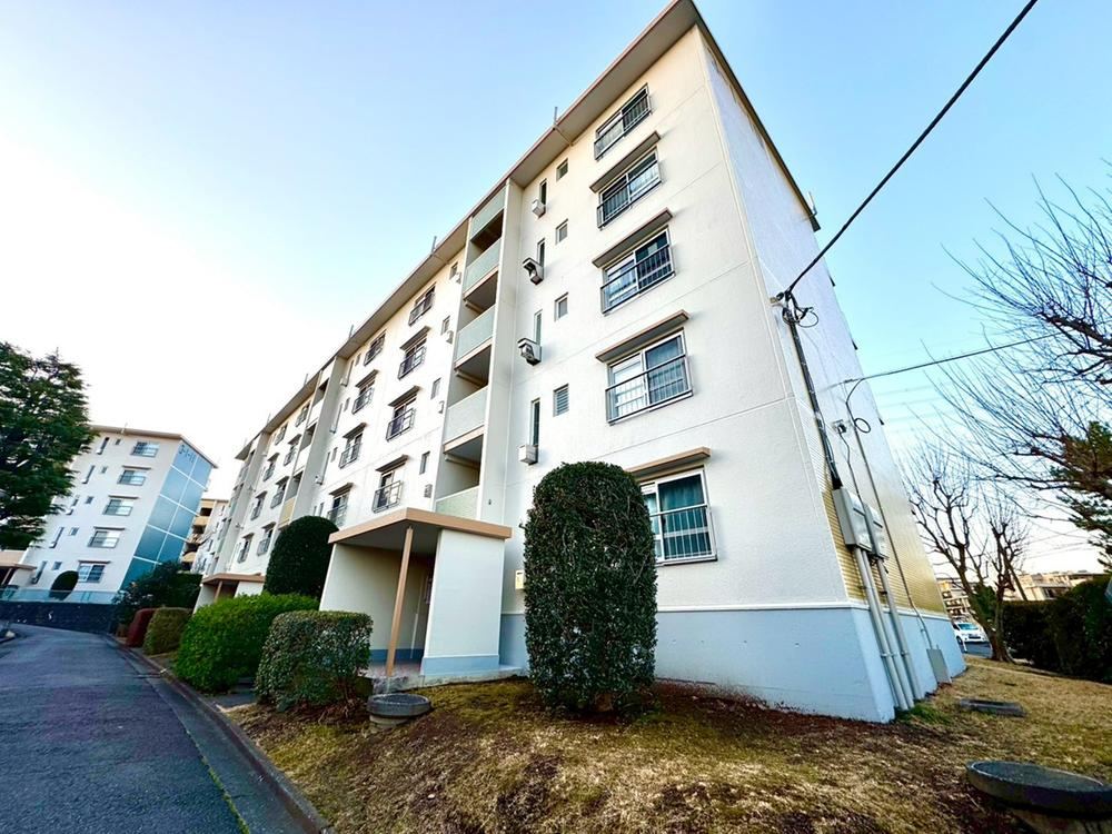 South-Facing 2LDK Apartment with Upcoming Renovation - Photo 1