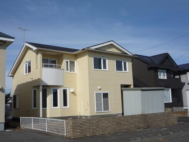 Spacious 4SLDK with Two Large Storage Rooms in Tomakomai - Photo 1