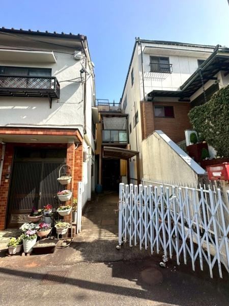 6DK house in Ino Ward, Osaka - Photo 1
