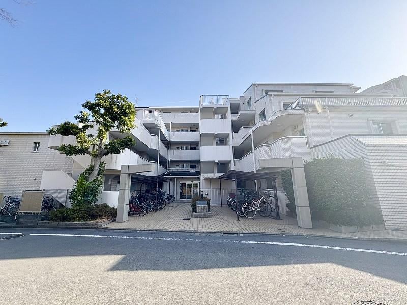 Bright 1LDK Apartment in a Quiet Neighborhood - Photo 1