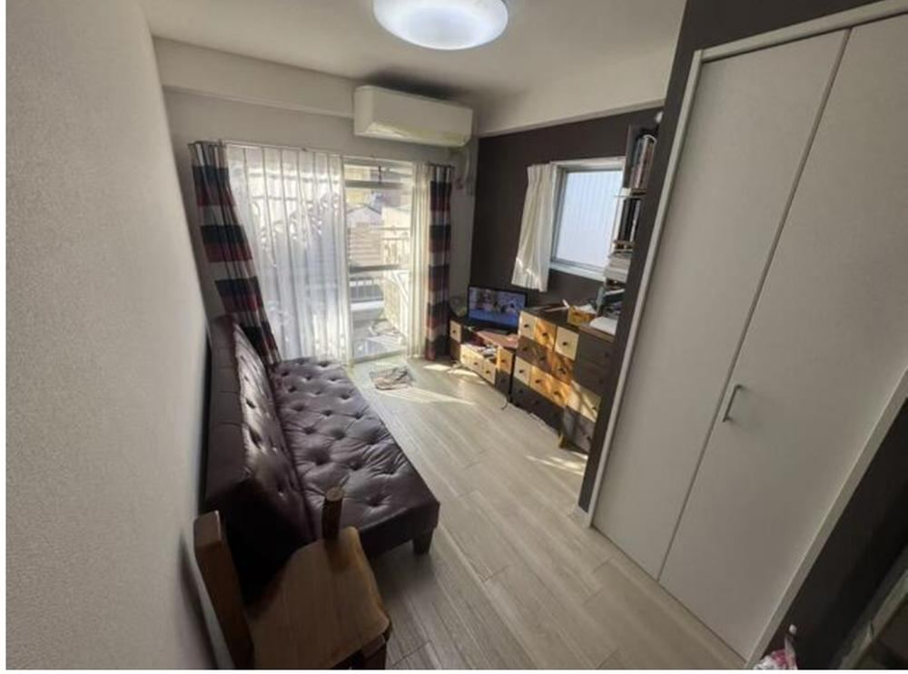 Bright Top-Floor 1LDK Apartment in Kyoushincho - Photo 1