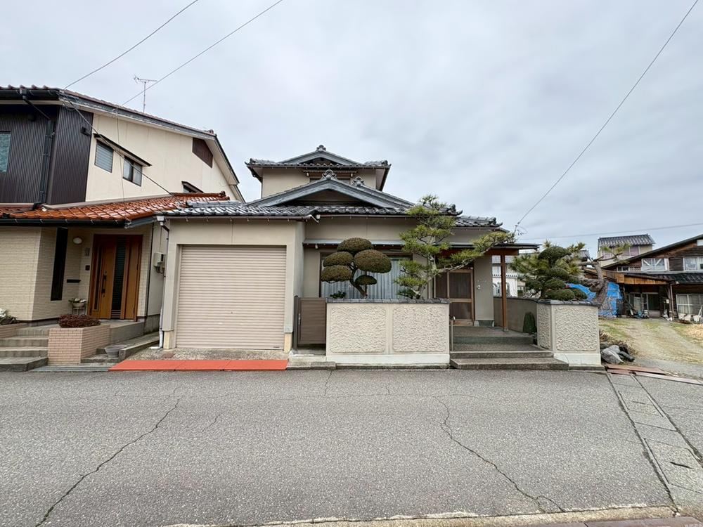 Large 9K House with Ample Parking - Photo 1