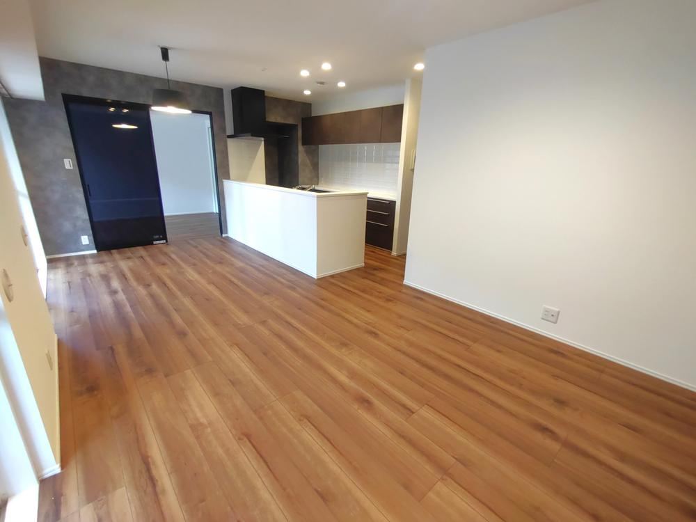Recently Renovated 2LDK Apartment with Pet Friendly Policy - Photo 1
