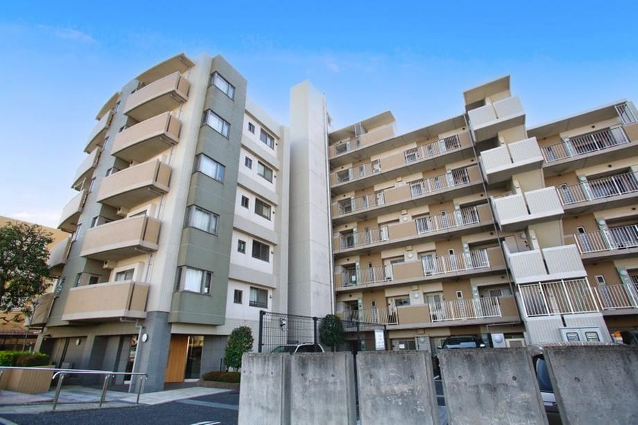 Modern 4LDK Apartment Steps from Maehara Station - Photo 1