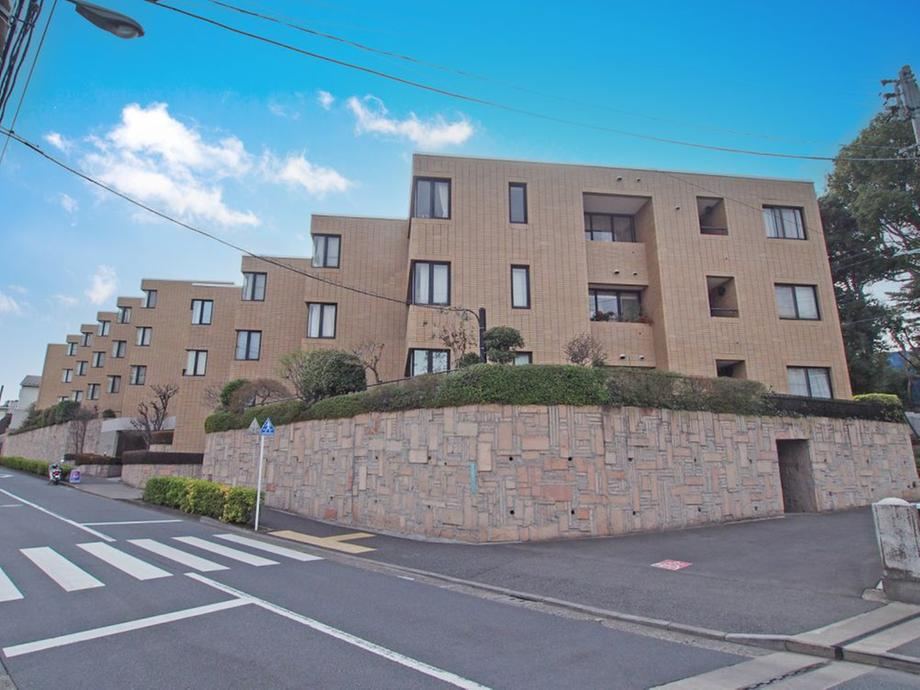 Charming 2LDK Apartment with Unique Design in Ekoda - Photo 1