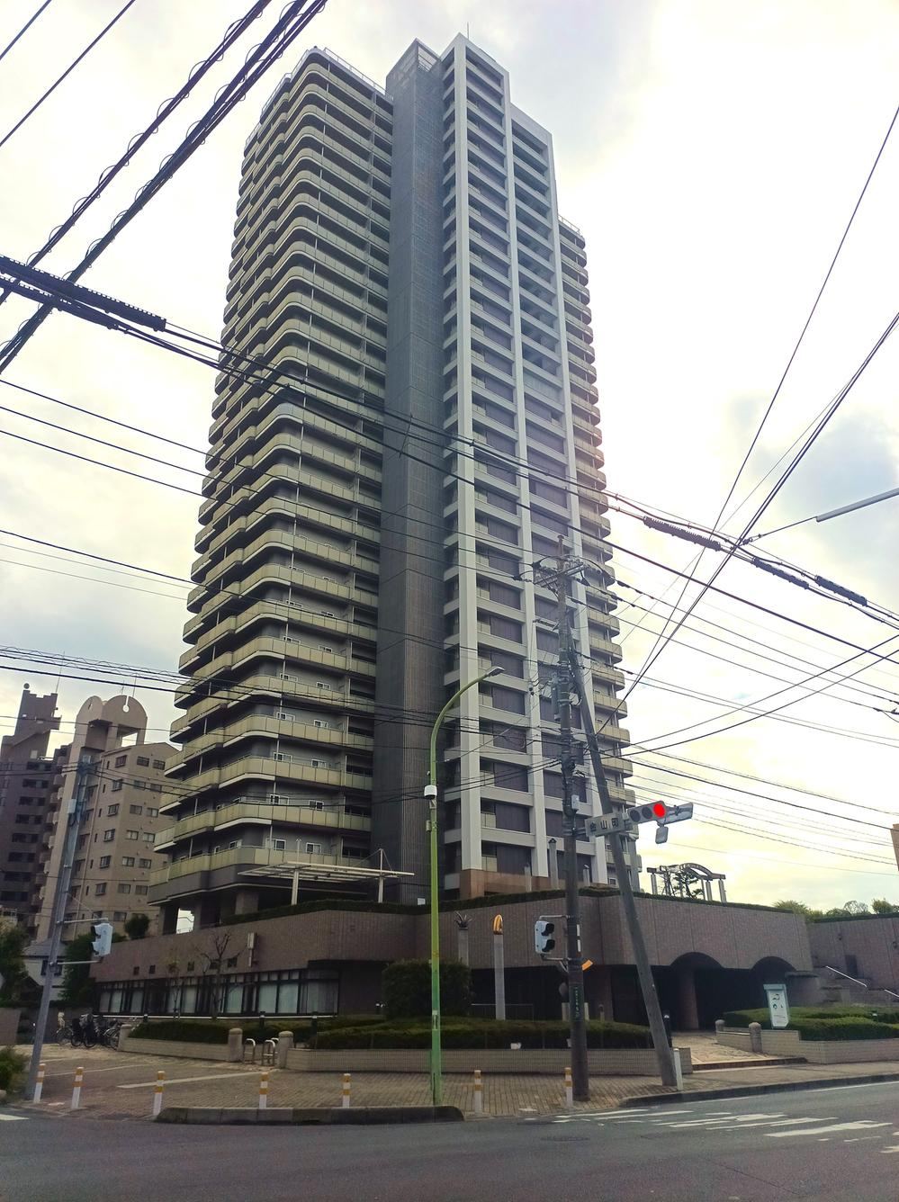 Modern 2LDK Apartment with Great Amenities - Photo 1