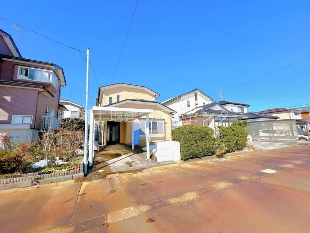 Seismic-Resistant Renovated Home with Snow Melting System in Nagaoka - Photo 1