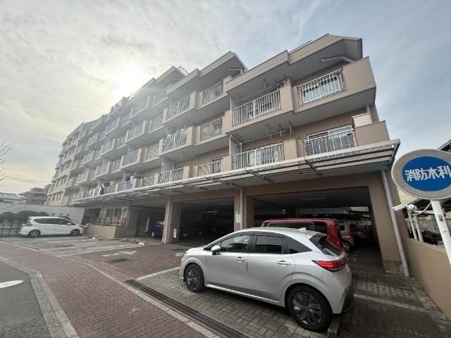 Stylish 3LDK Apartment with Great Views - Photo 1