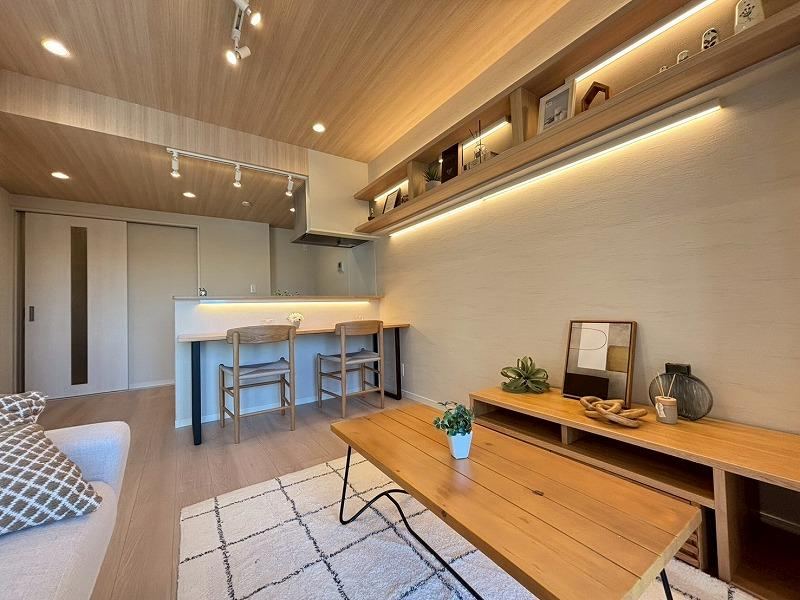 Top-floor 1LDK+S Apartment with Renovation and Pet-Friendly - Photo 1
