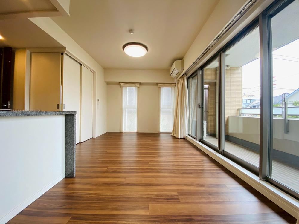 Spacious 3LDK Apartment with Great Natural Light - Photo 1