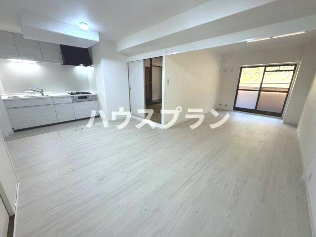2LDK apartment in Hirakata, Osaka - Photo 1