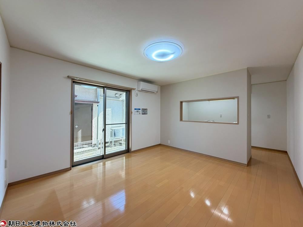 Spacious 4LDK House with Family-Friendly Design - Photo 1