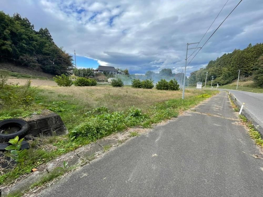 Spacious Land Along Prefectural Road - Photo 1